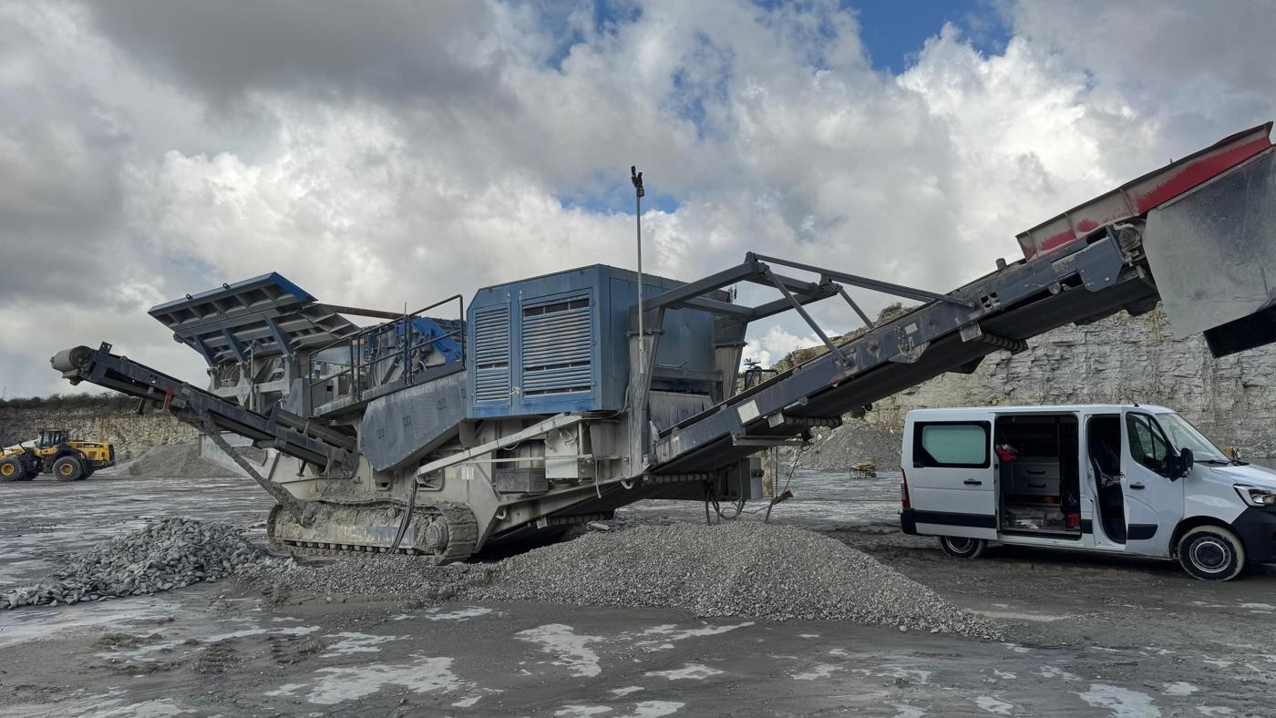 Servicewagen von Rosenbaum Maschinentechnik neben einer mobilen Brechanlage im Steinbruch