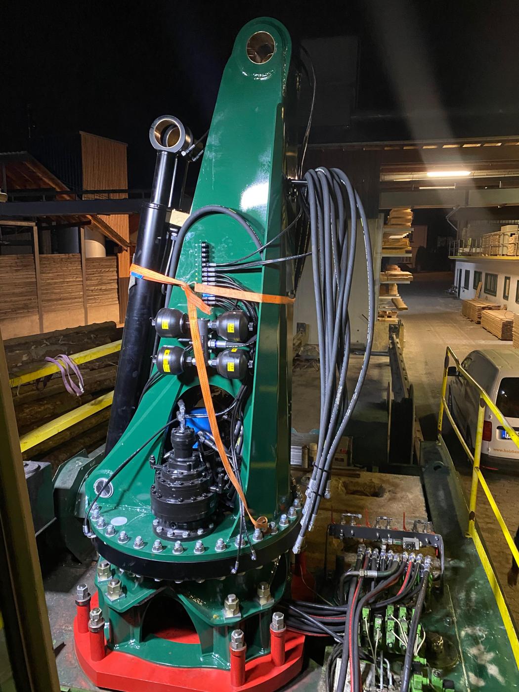 Überholte Kransäule eines WOLF Rundholzsortierwagens mit Hydraulik und Drehwerk