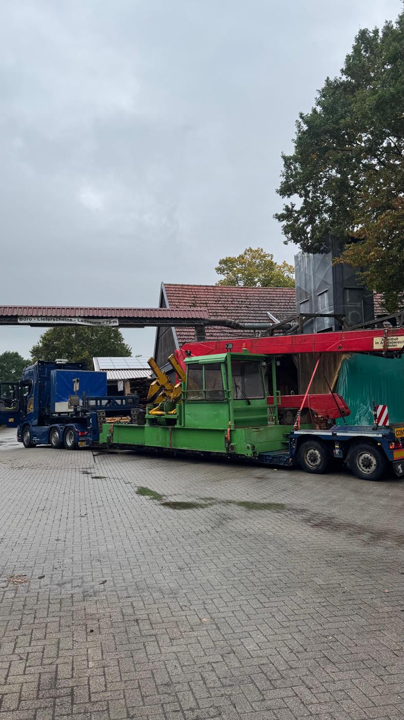 WOLF Rundholzsortierwagen auf dem Tieflader